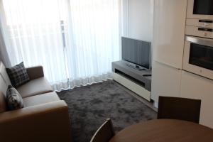 En TV eller et underholdningssystem på Apartamentos Turisticos da Nazare