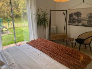 Postel nebo postele na pokoji v ubytování logement avec accès piscine