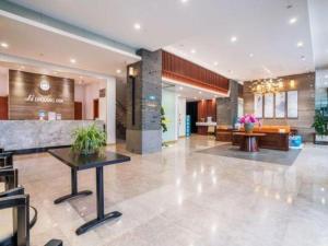 un hall avec une table au milieu d'un bâtiment dans l'établissement Jinjiang Inn Kunming Changshui Airport, à Kunming