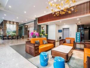 - un hall avec du mobilier orange dans un bâtiment dans l'établissement Jinjiang Inn Kunming Changshui Airport, à Kunming