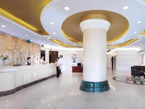 un hall avec une colonne au milieu d'un bâtiment dans l'établissement Vienna Hotel Shanxi Taiyuanfu West Street, à Taiyuan