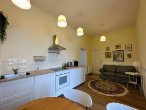 a kitchen and living room with a couch at Central Serenity near Piata Unirii in Oradea
