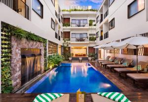 Piscina de la sau aproape de The Calm Oasis +56 fotografii