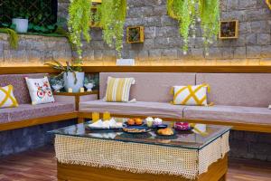 Una zona para sentarse con una mesa con comida. en The Walnut Stays, en Solan