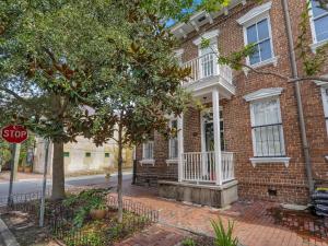 ein Stoppschild vor einem Backsteinhaus in der Unterkunft Douglass House in Savannah