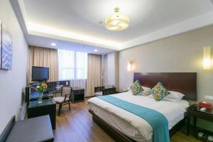una camera d'albergo con un letto grande e una scrivania di SSAW Boutique Hotel Shaoxing Ancient Town a Dongpu Altre 242 foto