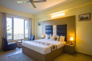 Un dormitorio con una cama grande y un balcón. en The Walnut Stays, en Solan