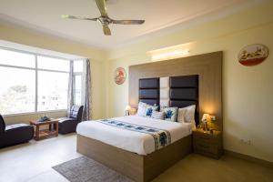 Un dormitorio con una cama grande y una ventana en The Walnut Stays, en Solan 7 fotos más