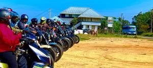 um grupo de pessoas em motocicletas estacionadas em fila em സ്നേഹ തീരം em Vagamon mais 9 fotografias