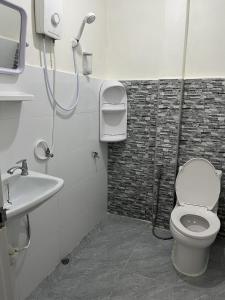 un baño con inodoro y lavabo en SDHostel, en Don Muang Airport