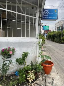 un edificio con plantas al lado de una calle en SDHostel, en Don Muang Airport 7 fotos más