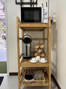 Un microondas en un estante de madera con un horno microondas. en SDHostel, en Don Muang Airport