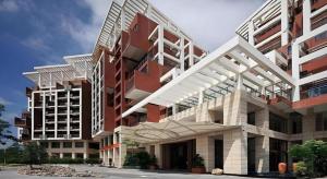 un bâtiment avec des escaliers blancs sur le côté dans l'établissement Man Wan Harmona Resort, à Youcaopeng