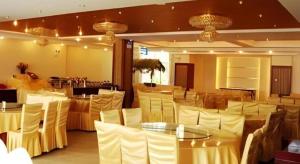 ein Esszimmer mit weißen Stühlen und einem Tisch in der Unterkunft Shangri-La Original Density Hotel in Shangri-La