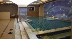 ein Pool in einem Gebäude mit einem Gemälde an der Wand in der Unterkunft Shangri-La Original Density Hotel in Shangri-La