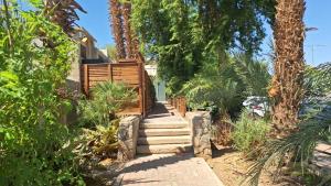 eine Treppe, die zu einem Haus mit Palmen führt in der Unterkunft 658 Suite in Eilat