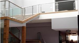 un escalier dans un bâtiment avec rampe en verre dans l'établissement Fairyland Hotel Kunming Tuodong Branch, à Kunming