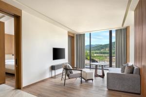 Televiisor ja/või meelelahutuskeskus majutusasutuses Jim Corbett Marriott Resort & Spa