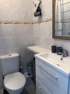 Koupelna v ubytování Sud France Petite maison de charme avec piscine, Jaccuzi et clim + 34 fotografií