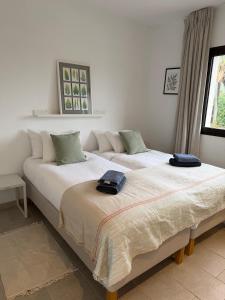 two beds sitting next to each other in a bedroom at Trebol in Sa Pobla
