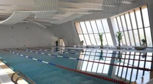 une grande piscine intérieure avec une rangée de couloirs dans l'établissement CITIC Jinling Hotel, à Xiyu