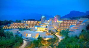 une ville illuminée la nuit avec un hôtel dans l'établissement CITIC Jinling Hotel, à Xiyu
