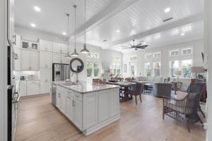 una cucina con armadi bianchi e una sala da pranzo di Sunset Key a Inlet Beach
