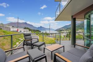 un balcon avec des chaises et une vue sur les montagnes dans l'établissement Stunning Lake Views, à Queenstown