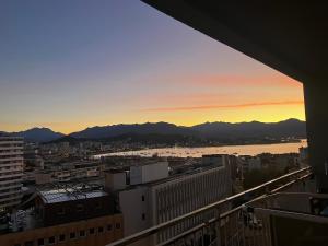vista sulla città al tramonto da un edificio di Très bel appartement avec terrasse de 87m2 avec une superbe vue panoramique sur la baie d Ajaccio ad Ajaccio