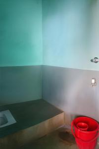 穆扎夫法尔普尔santosh lodge的带水槽的浴室内的红色桶