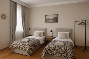 第比利斯SDD Brothers - Дом с балконом в сердце Тбилиси的有两张床和一扇窗户的酒店房间