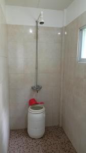 La salle de bains est pourvue d'une douche et de toilettes. dans l'établissement Suki Beach Resort Standard Aircon Room D, à Santa Magdalena 14 autres photos