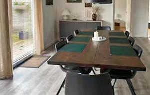 O zonă de relaxare la Awesome Home In Thyborøn With Wifi