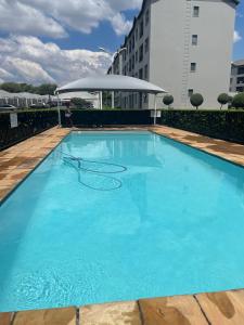 ein großer blauer Swimmingpool auf einem Gebäude in der Unterkunft Cozy getaway in Midrand