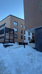 une pile de neige devant un bâtiment dans l'établissement Z apartment, à Trnovo
