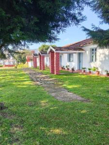 Aed väljaspool majutusasutust Estate Bungalow with Waterfall, Mountain & Valley Views