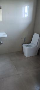 um banheiro com vaso sanitário e pia em സ്നേഹ തീരം em Vagamon