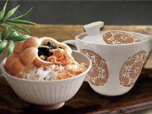 Eine Schüssel Reis neben einer Tasse Kaffee in der Unterkunft HOTEL PARIET Nakagawa - Adult Only in Fukuoka