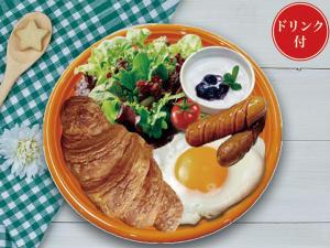 Ein orangefarbener Teller mit Frühstücksspeisen wie Eiern, Wurst und Salat in der Unterkunft HOTEL PARIET Nakagawa - Adult Only in Fukuoka + 25 Fotos