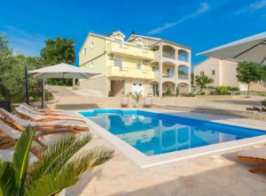 eine Villa mit einem Pool vor einem Gebäude in der Unterkunft Holiday House BALEN with Swimming Pool in Lisičići
