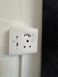 Un tomacorriente blanco en una pared blanca en Studio Seabiscuit, en Ciudad del Cabo