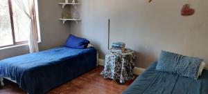 ein Schlafzimmer mit einem Bett und einer Couch und einem Fenster in der Unterkunft Great sea view, swimming pool, braai, wi-fi in Port Shepstone + 2 Fotos