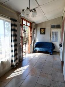 ein Schlafzimmer mit einem blauen Bett und einem Fenster in der Unterkunft Great sea view, swimming pool, braai, wi-fi in Port Shepstone