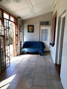 ein Schlafzimmer mit einem blauen Bett in einem Zimmer in der Unterkunft Great sea view, swimming pool, braai, wi-fi in Port Shepstone