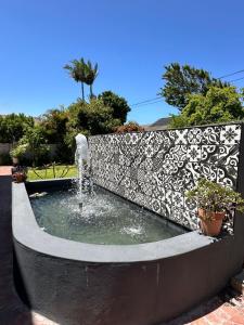 una fuente delante de una pared con una fuente en Studio Seabiscuit, en Ciudad del Cabo
