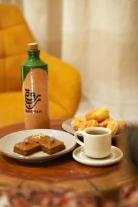 Una mesa con dos platos de comida y una taza de café. en Rabwa Geodesic Dome, en Misfāh 8 fotos más