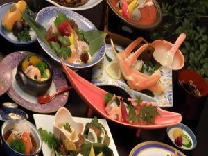 Une bande de plats sur une table dans l'établissement Hotel Kaanapali, à Shirako
