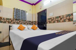 Ένα ή περισσότερα κρεβάτια σε δωμάτιο στο SPOT ON New ROYAL LODGE