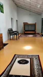 Istumisnurk majutusasutuses Estate Bungalow with Waterfall, Mountain & Valley Views