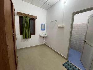 une salle de bain avec une douche et un lavabo et une fenêtre dans l'établissement Dream Valley Resort, à Neil Island